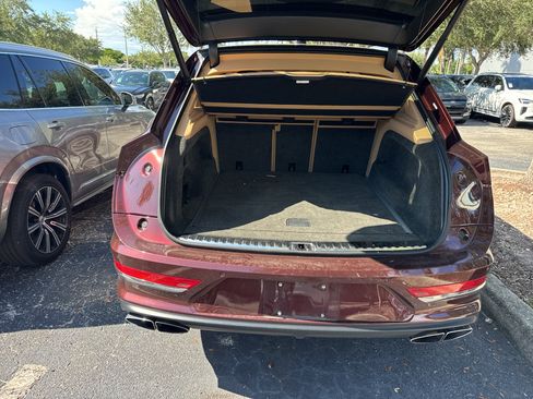 Used 2022 Bentley Bentayga AWD/4WD image 11
