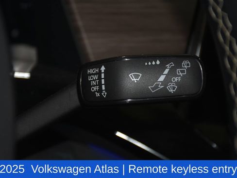 Used 2025 Volkswagen Atlas SEL AWD/4WD image 12