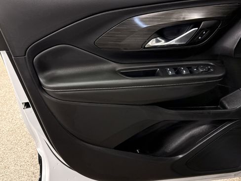 Used 2024 GMC Terrain SLE image 3