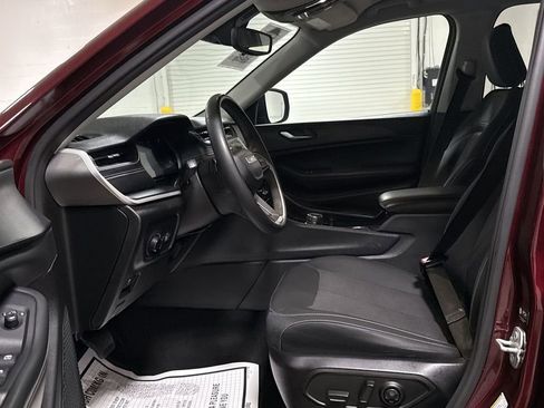 Used 2023 Jeep Grand Cherokee Laredo image 18