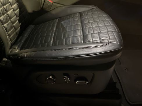 Used 2023 Cadillac Escalade ESV Premium Luxury Platinum image 13