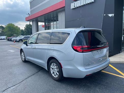 Used 2023 Chrysler Pacifica Touring-L image 5