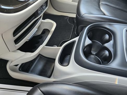 Used 2023 Chrysler Pacifica Touring-L FWD image 12