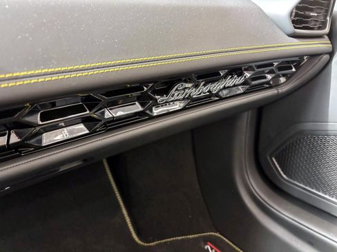 Used 2024 Lamborghini Huracan EVO image 44