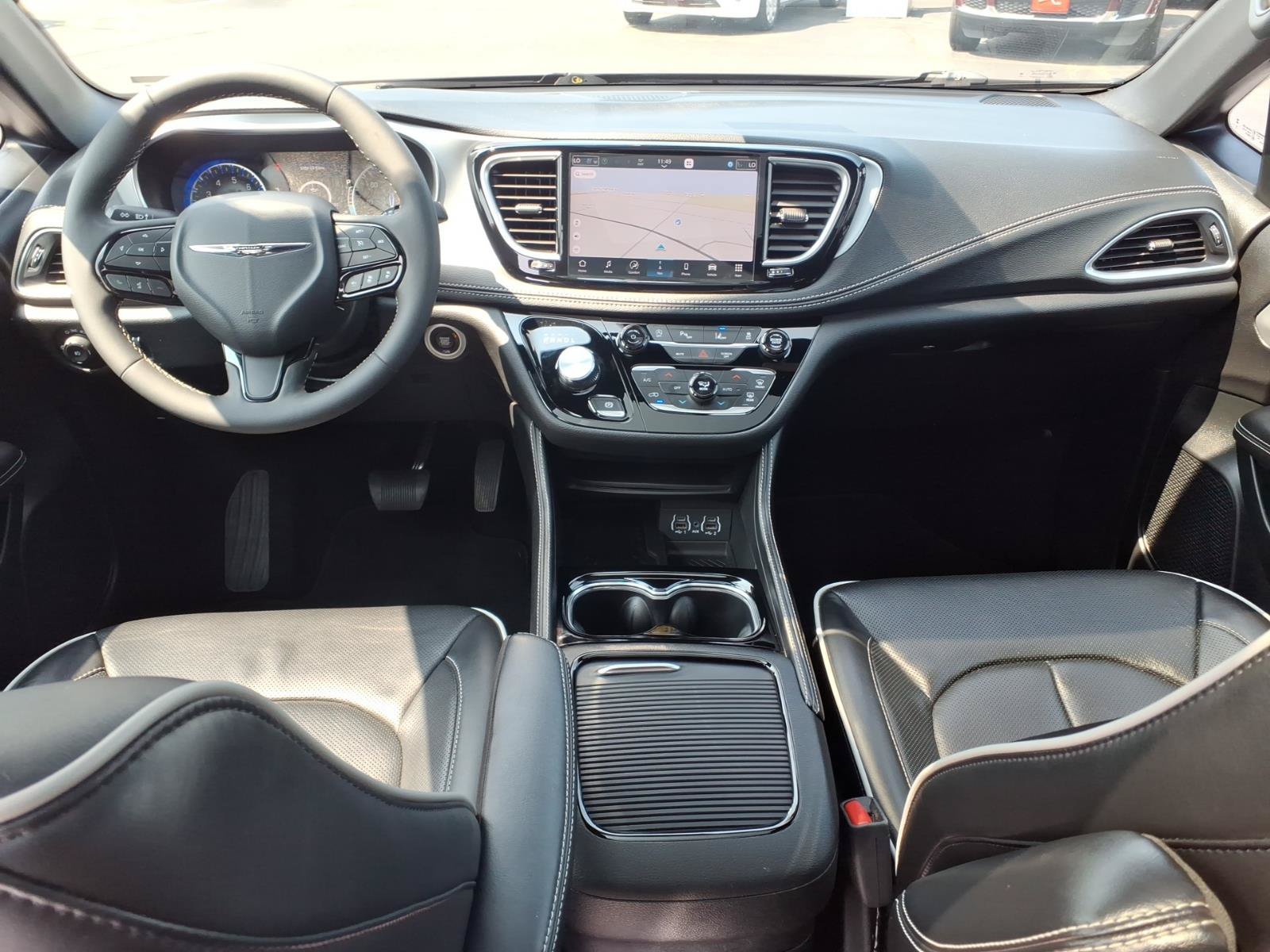 Used 2025 Chrysler Pacifica Limited FWD image 12