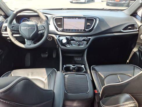 Used 2025 Chrysler Pacifica Limited FWD image 12