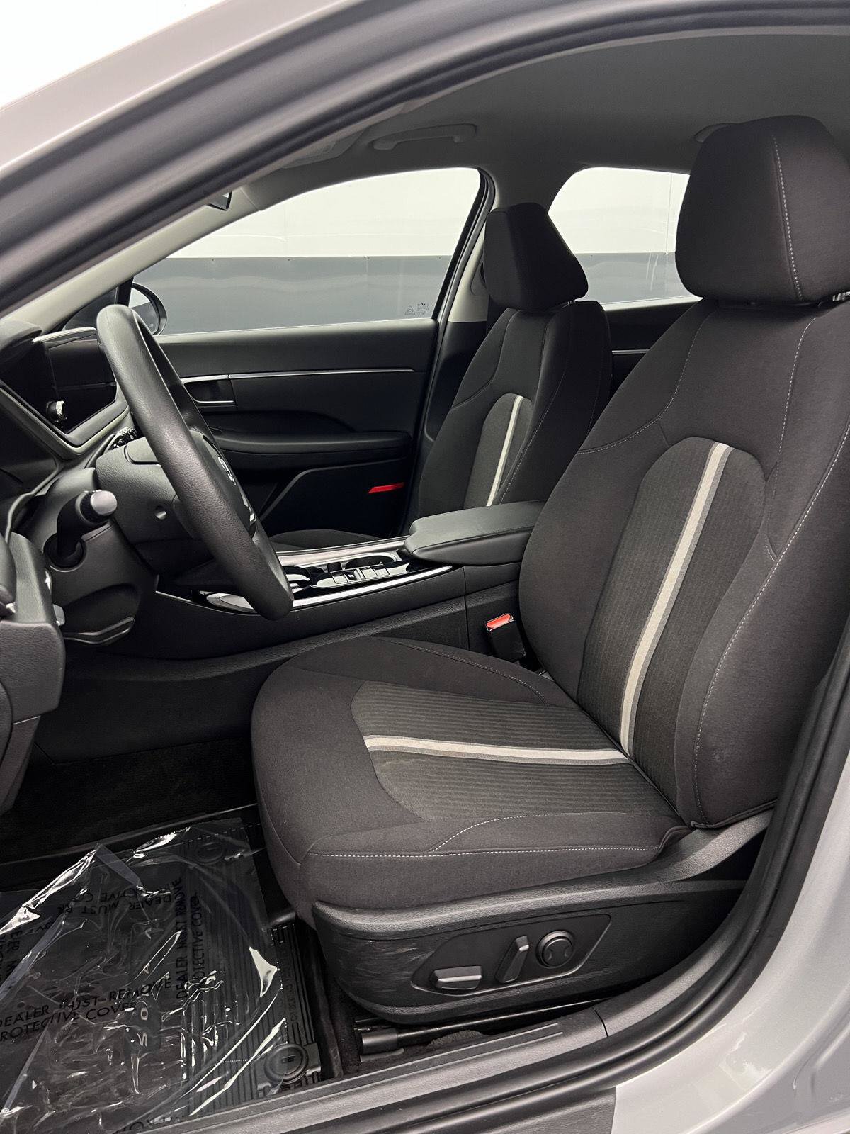 Used 2023 Hyundai Sonata SEL w/ Winter Weather Package FWD image 4
