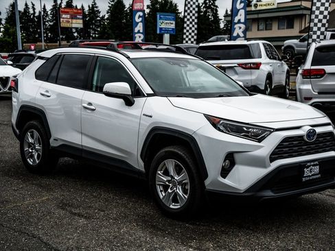Used 2021 Toyota RAV4 XLE w/ XLE Grade Weather Package AWD/4WD image 6