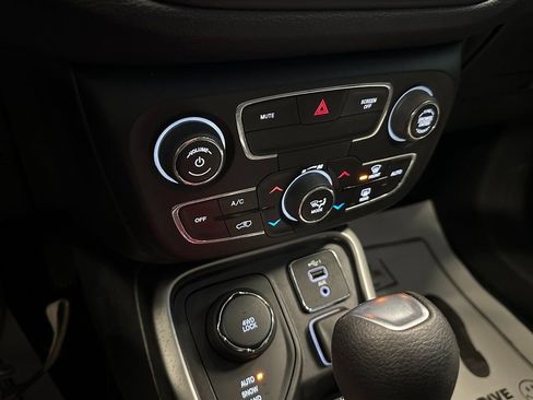 Used 2020 Jeep Compass Sport w/ Cold Weather Group AWD/4WD image 14