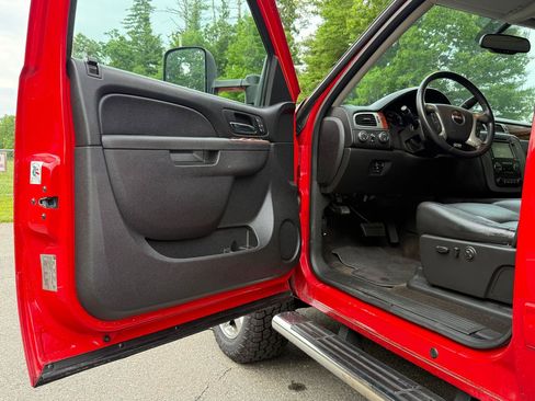 Used 2013 GMC Sierra 2500 SLT w/ Entertainment Package AWD/4WD image 8