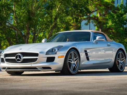 Used 2012 Mercedes-Benz SLS AMG Roadster image 4
