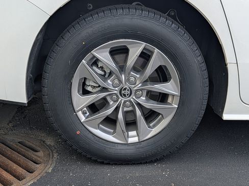 Certified 2025 Toyota Sienna LE FWD image 5