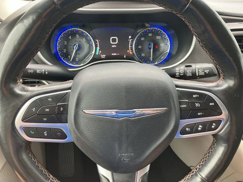 Used 2020 Chrysler Pacifica Touring-L Plus FWD image 15