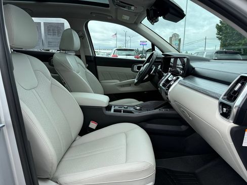Certified 2022 Kia Sorento SX Prestige w/ Panoramic Sunroof Package AWD/4WD image 13