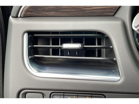 Used 2022 Chevrolet Suburban LT w/ Luxury Package image 31