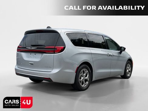 Used 2024 Chrysler Pacifica Limited FWD image 7