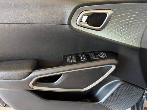 Used 2025 Kia Soul LX w/ LX Technology Package FWD image 18