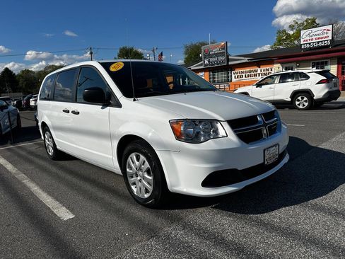 Used 2019 Dodge Grand Caravan SE image 3