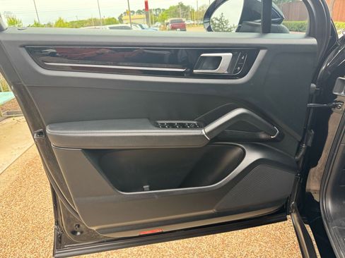 Used 2020 Porsche Cayenne image 28