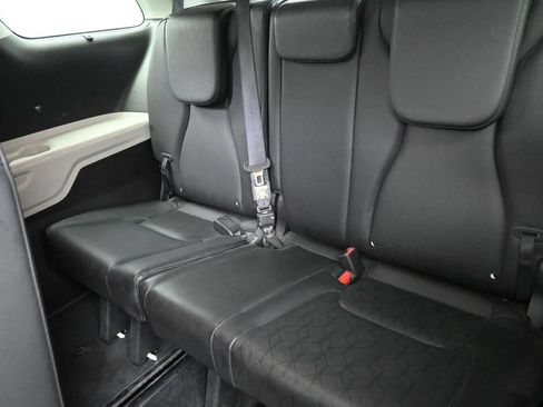 Used 2024 Kia Carnival EX FWD image 29