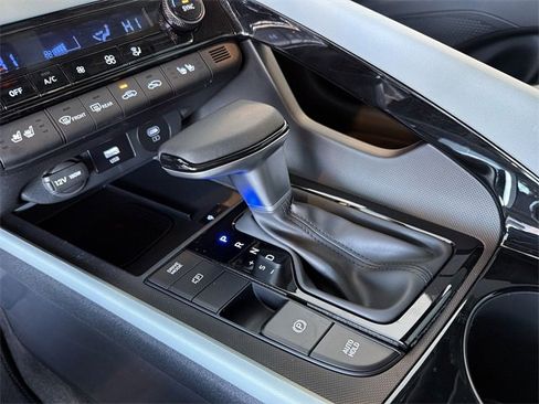 Used 2025 Hyundai Elantra Limited image 28