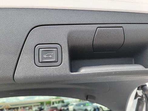 Used 2022 Buick Envision Essence w/ Technology Package II AWD/4WD image 9