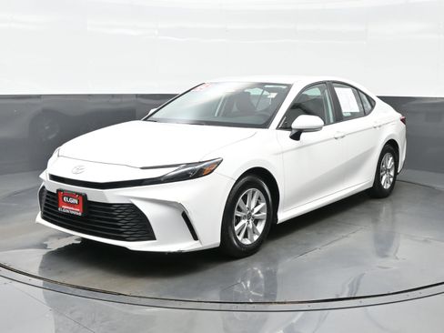 Used 2025 Toyota Camry SE image 2