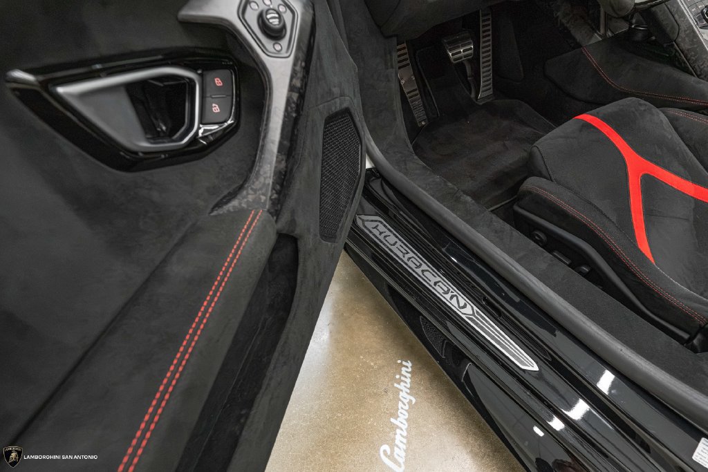 Used 2019 Lamborghini Huracan Performante AWD/4WD image 37