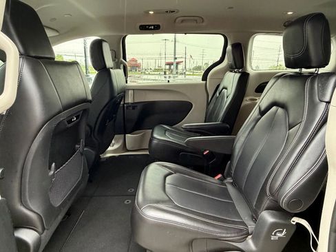 Used 2023 Chrysler Pacifica Touring-L FWD image 16
