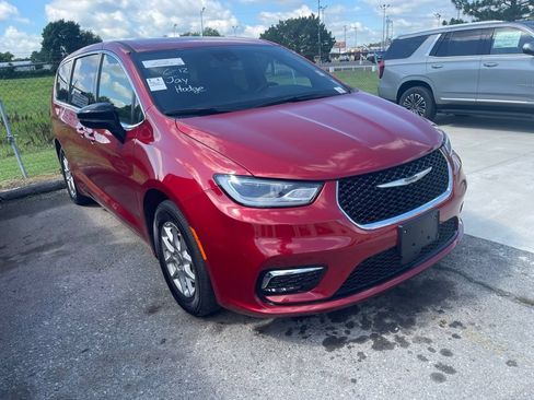 Used 2025 Chrysler Pacifica Select FWD image 3