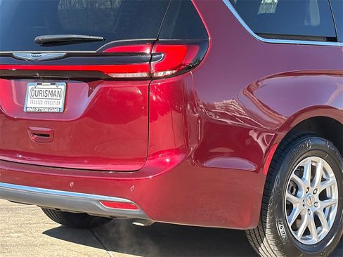 Used 2023 Chrysler Pacifica Touring-L image 7