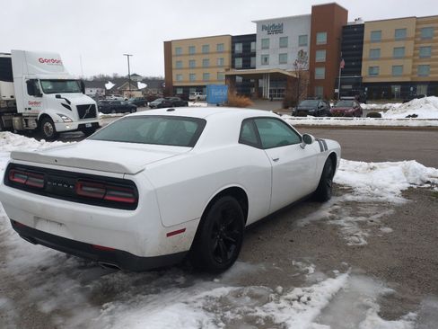 Used 2018 Dodge Challenger SXT image 6