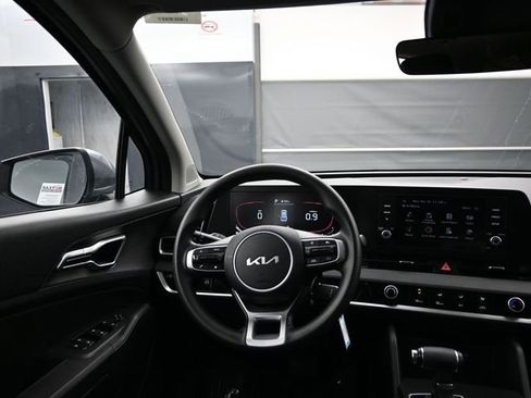 Used 2025 Kia Sportage LX image 33