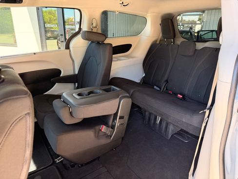 Used 2018 Chrysler Pacifica Touring Plus w/ Tire & Wheel Group FWD image 12