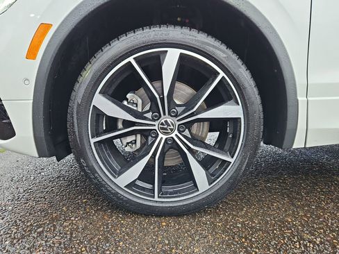 Used 2024 Volkswagen Tiguan SEL R-Line image 33