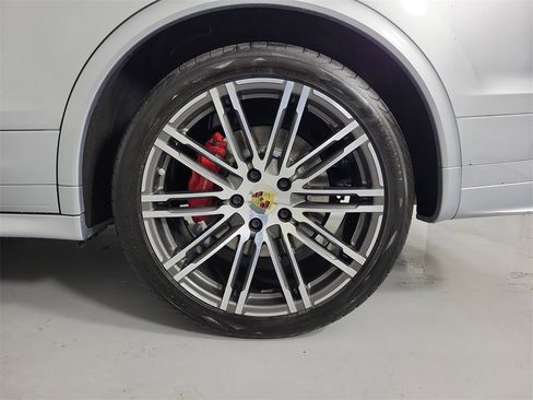 Used 2016 Porsche Cayenne GTS image 8