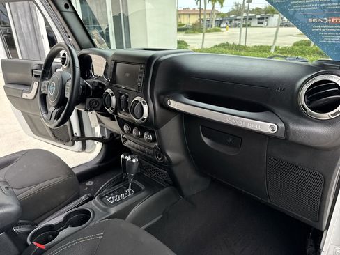 Used 2017 Jeep Wrangler Unlimited Sahara w/ Connectivity Group image 33