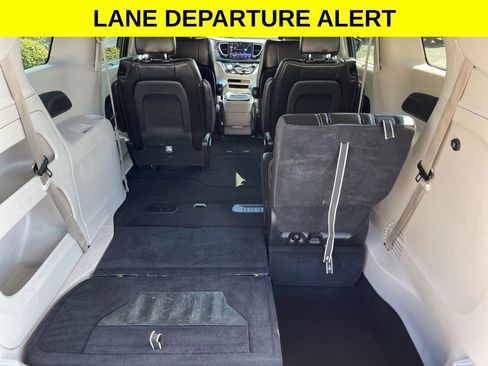 Used 2023 Chrysler Pacifica Touring-L FWD image 15