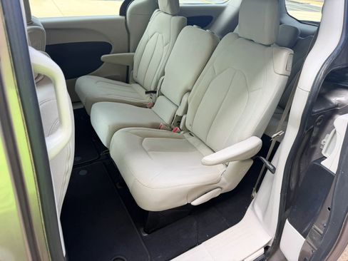 Used 2017 Chrysler Pacifica Touring w/ Tire & Wheel Group FWD image 12