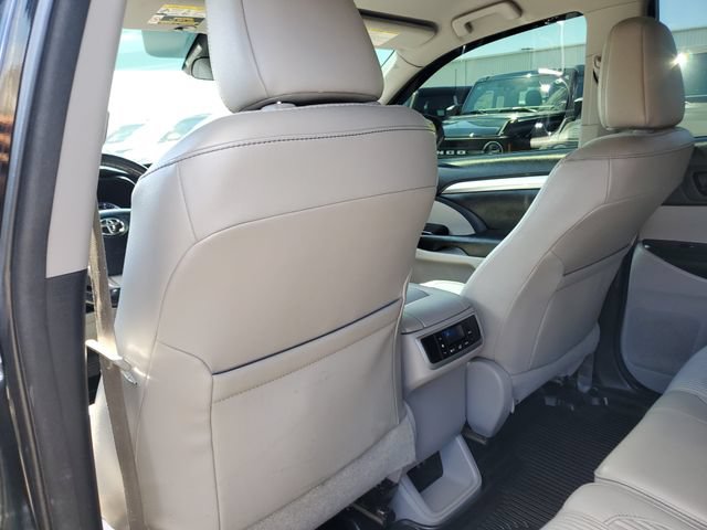 Used 2017 Toyota Highlander Plus AWD/4WD image 28