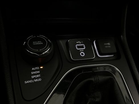 Used 2020 Jeep Cherokee Latitude Plus AWD/4WD image 12