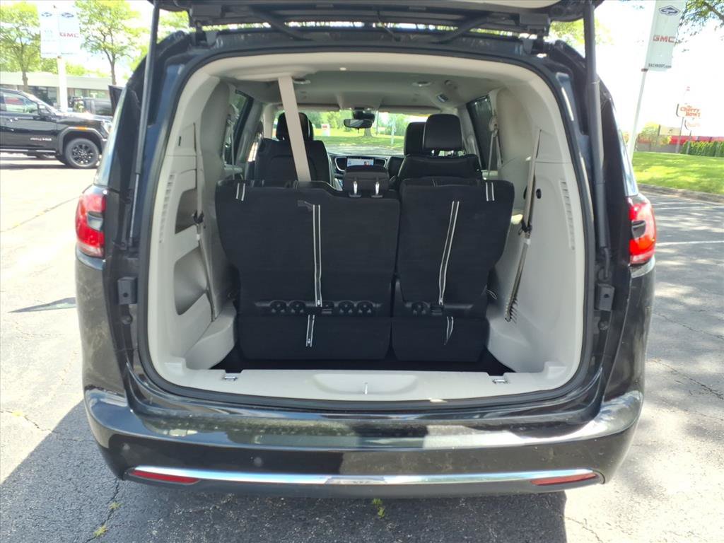 Used 2024 Chrysler Pacifica Touring-L FWD image 28