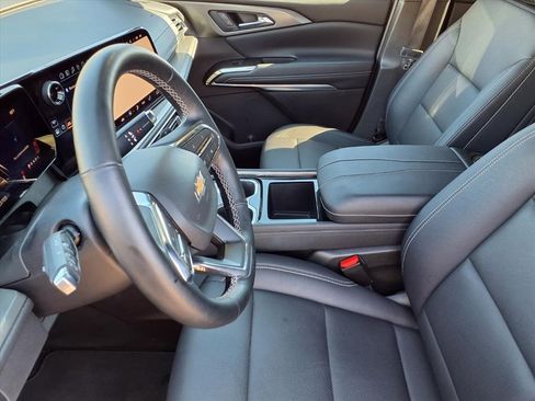 Used 2025 Chevrolet Traverse LT image 16