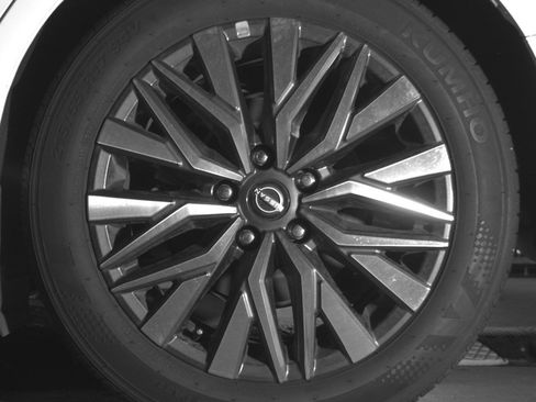 Used 2025 Nissan Altima 2.5 SV FWD image 17