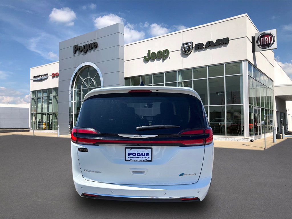 Used 2023 Chrysler Pacifica Touring-L FWD image 4