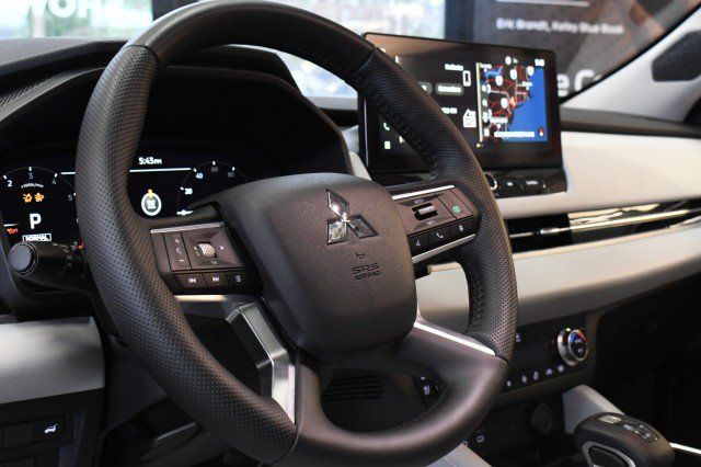 Used 2025 Mitsubishi Outlander AWD image 29