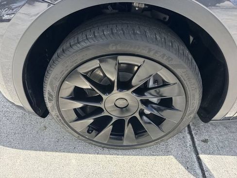 Used 2025 Tesla Model Y Long Range RWD image 10