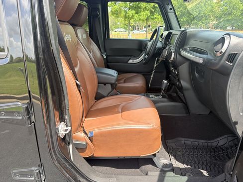 Used 2018 Jeep Wrangler Unlimited Sahara w/ Connectivity Group AWD/4WD image 32