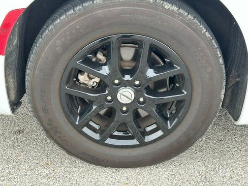 Used 2024 Chrysler Pacifica Touring-L image 6