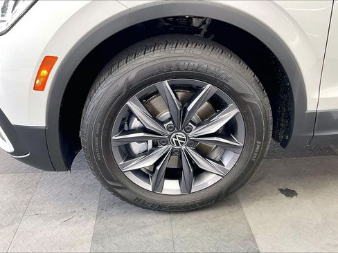 Used 2023 Volkswagen Tiguan SE AWD/4WD image 8